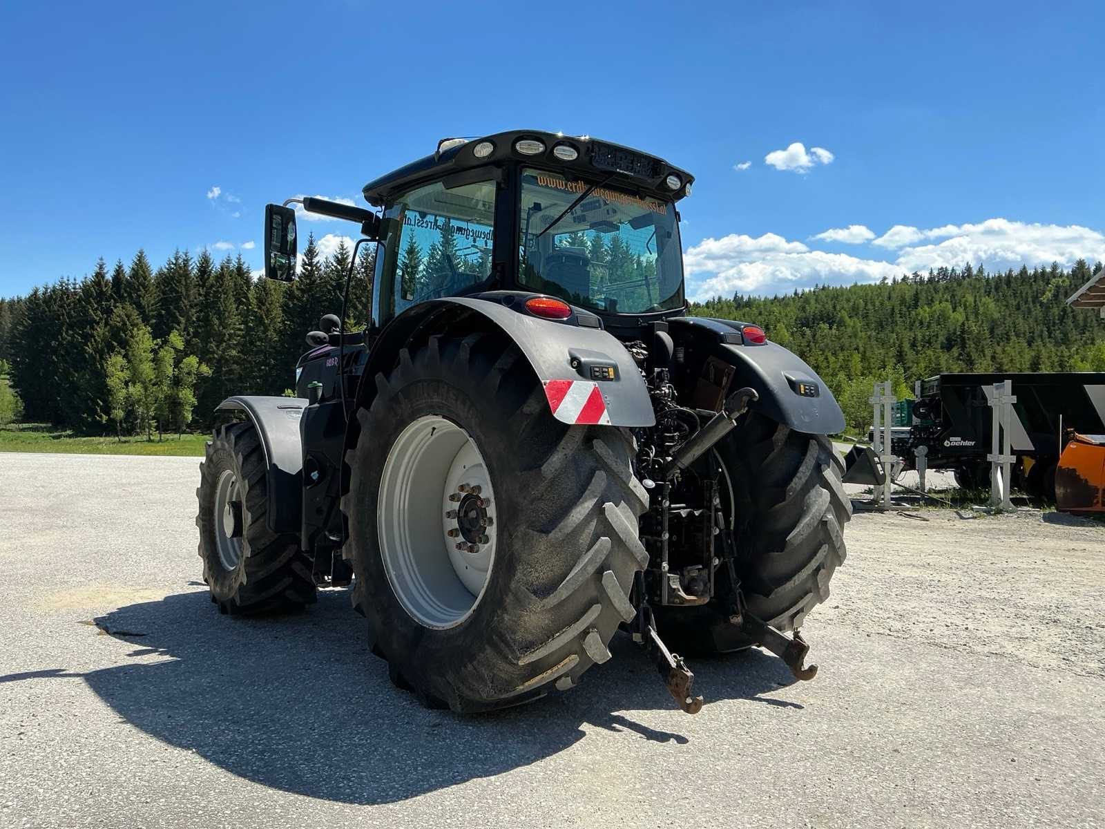 Gebrauchter John Deere 6215 R Raupendozer in der Schweiz