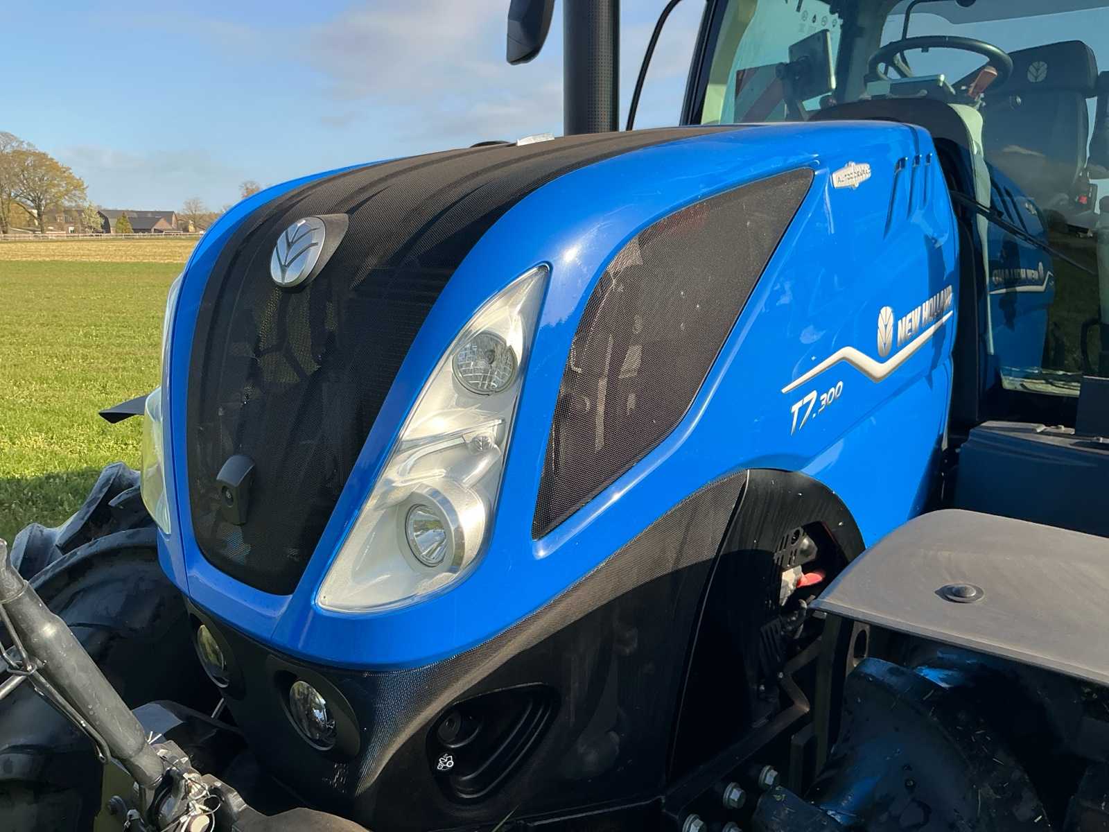 Frontansicht des New Holland T7.300 mit sichtbaren Details