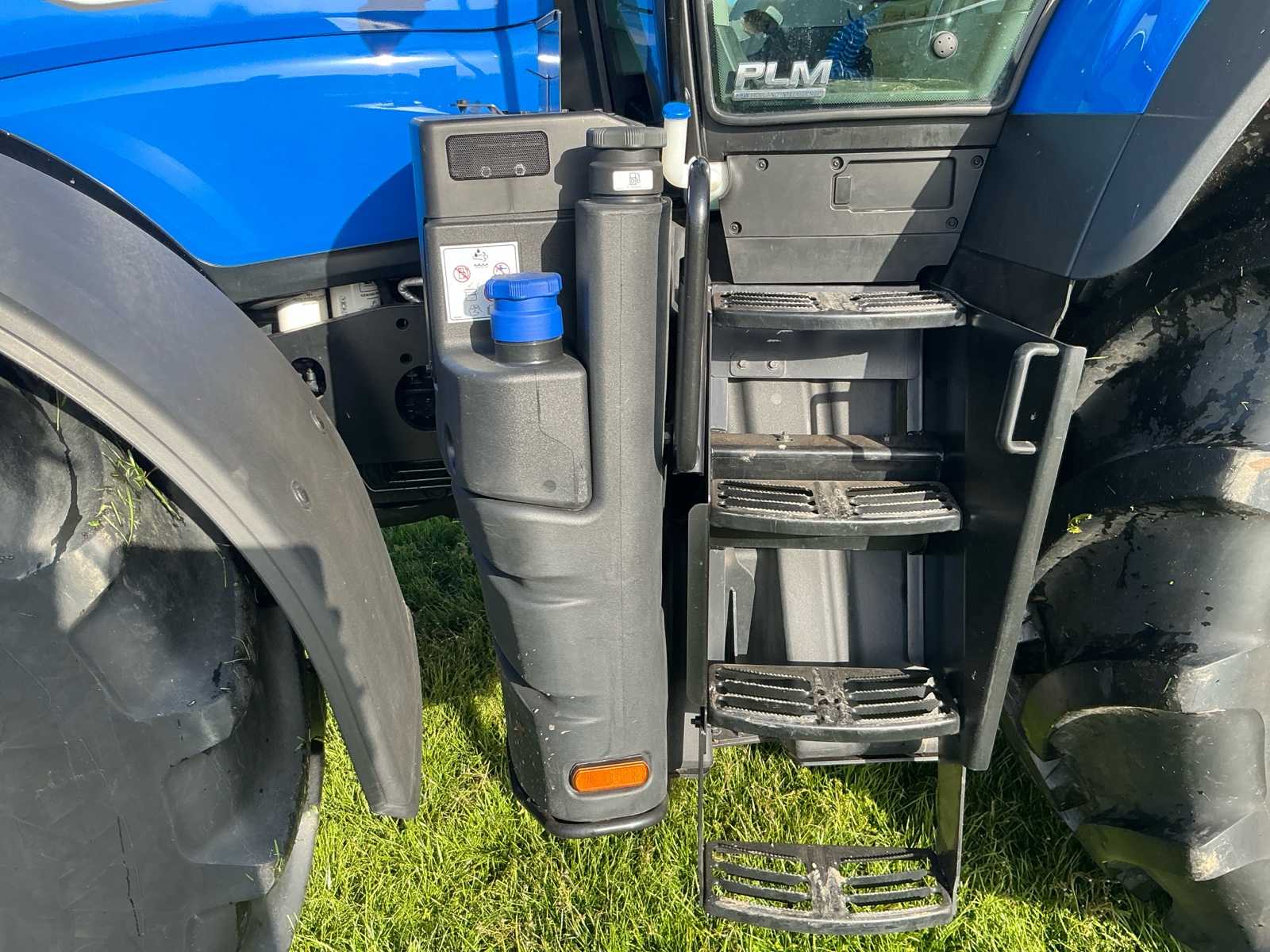 Hinteransicht des New Holland T7.300 bei Sonnenuntergang